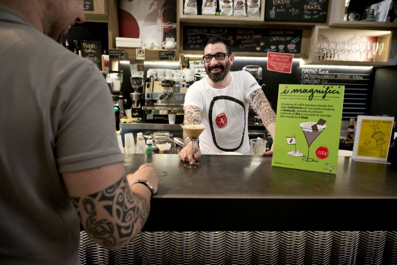 I Magnifici: emulsione di caffè con granella al pistacchio, cioccolato fondente e croccante di meringa