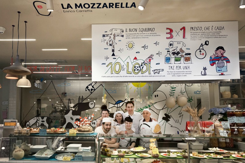 Enrico Carretta porta la nuova mozzarella al Mercato Centrale | Foto di Federica Di Giovanni