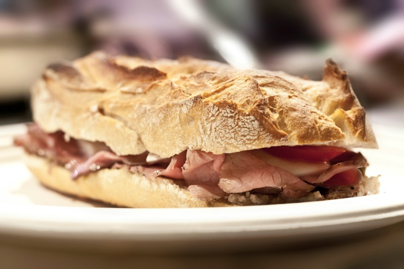 I Magnifici - roast beef di chianina di Savigni in panino di Bedu con mozzarella fior di latte di Carretta, pomodoro e crema di olive.