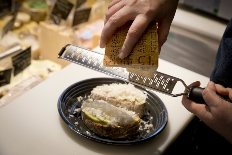 I Magnifici: Scaglie di Parmigiano su bruschetta con lardo e mela verde