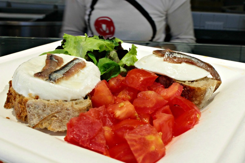 I Magnifici: Mozzarella di Carretta su pane San Lorenzo con acciughe