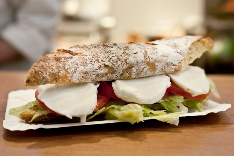 I Magnifici: panino di bodini con pane di bedu, mozzarella fior di latte di carretta e pomodoro cuore di bue toscano.